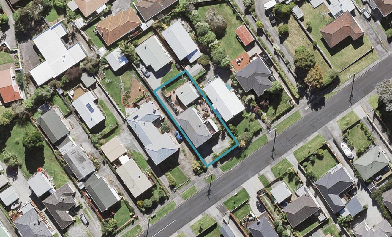 92 Roberts Road, Te Atatu South, Auckland - Carousel 1
