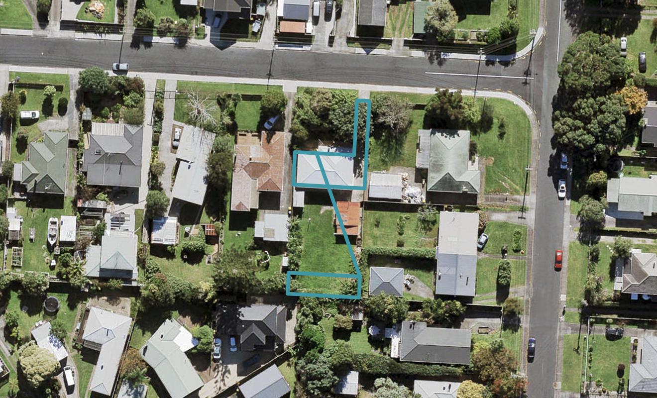 9/2 Stokes Avenue, Te Atatu Peninsula, Auckland - Carousel 1