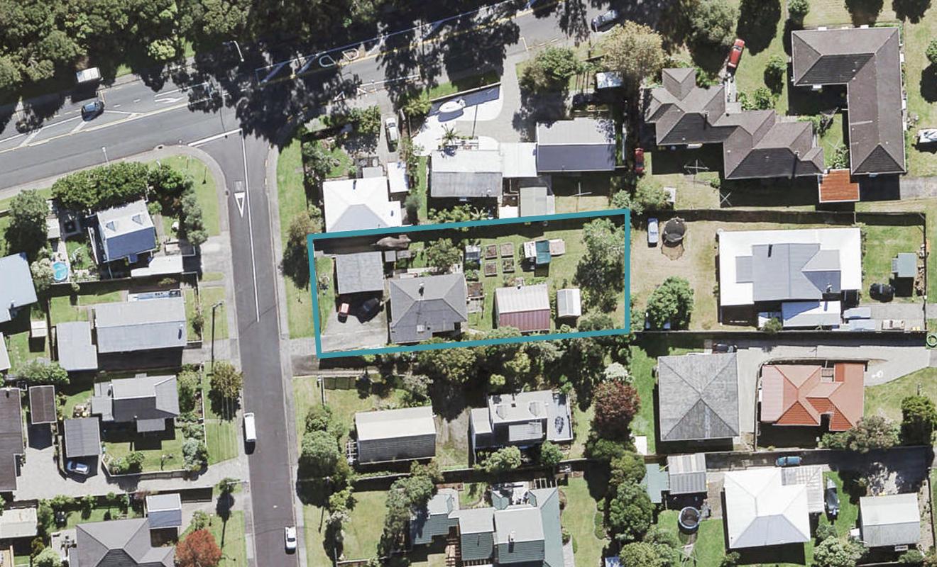 4 Harrybrook Road, Green Bay, Auckland - Carousel 1