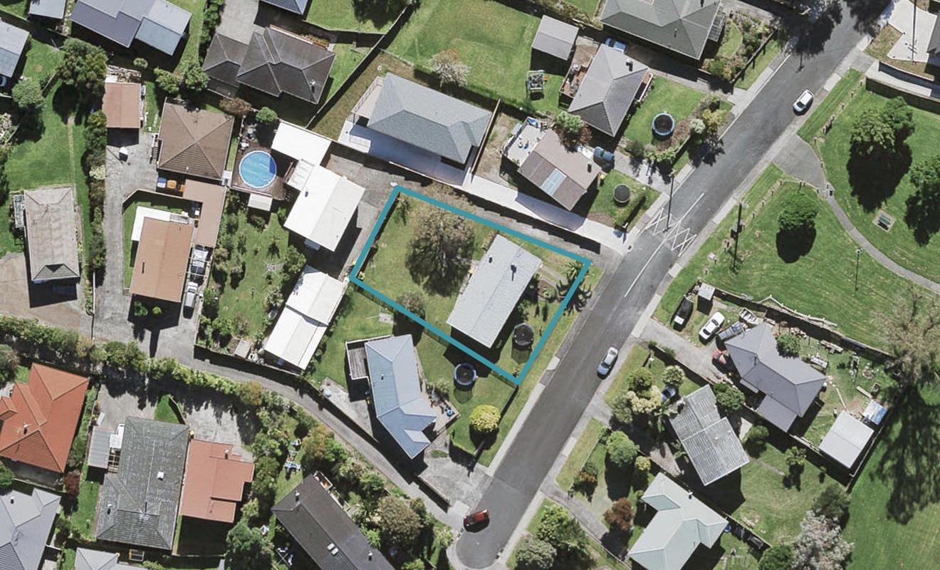 31 Kirrie Avenue, Te Atatu South, Auckland - Carousel 1