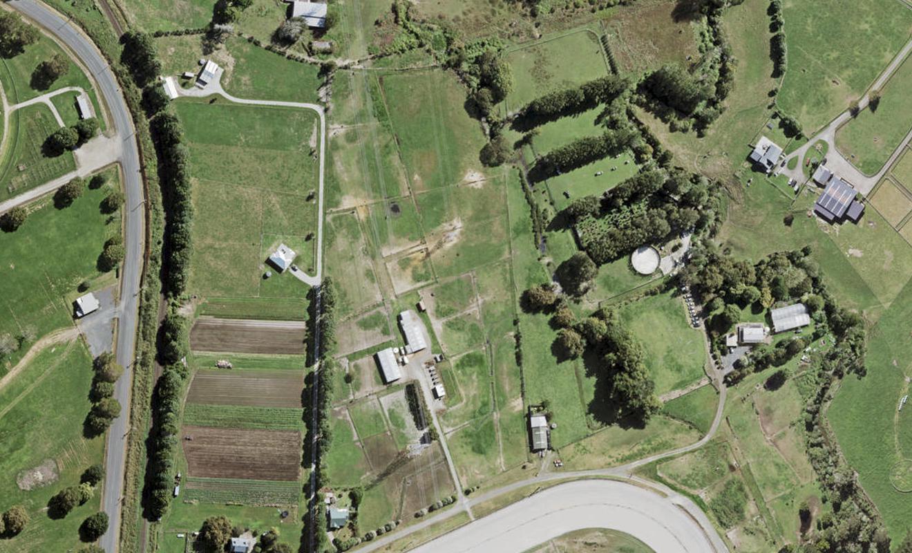 19 Trotting Course Drive, Kumeu - Carousel 1