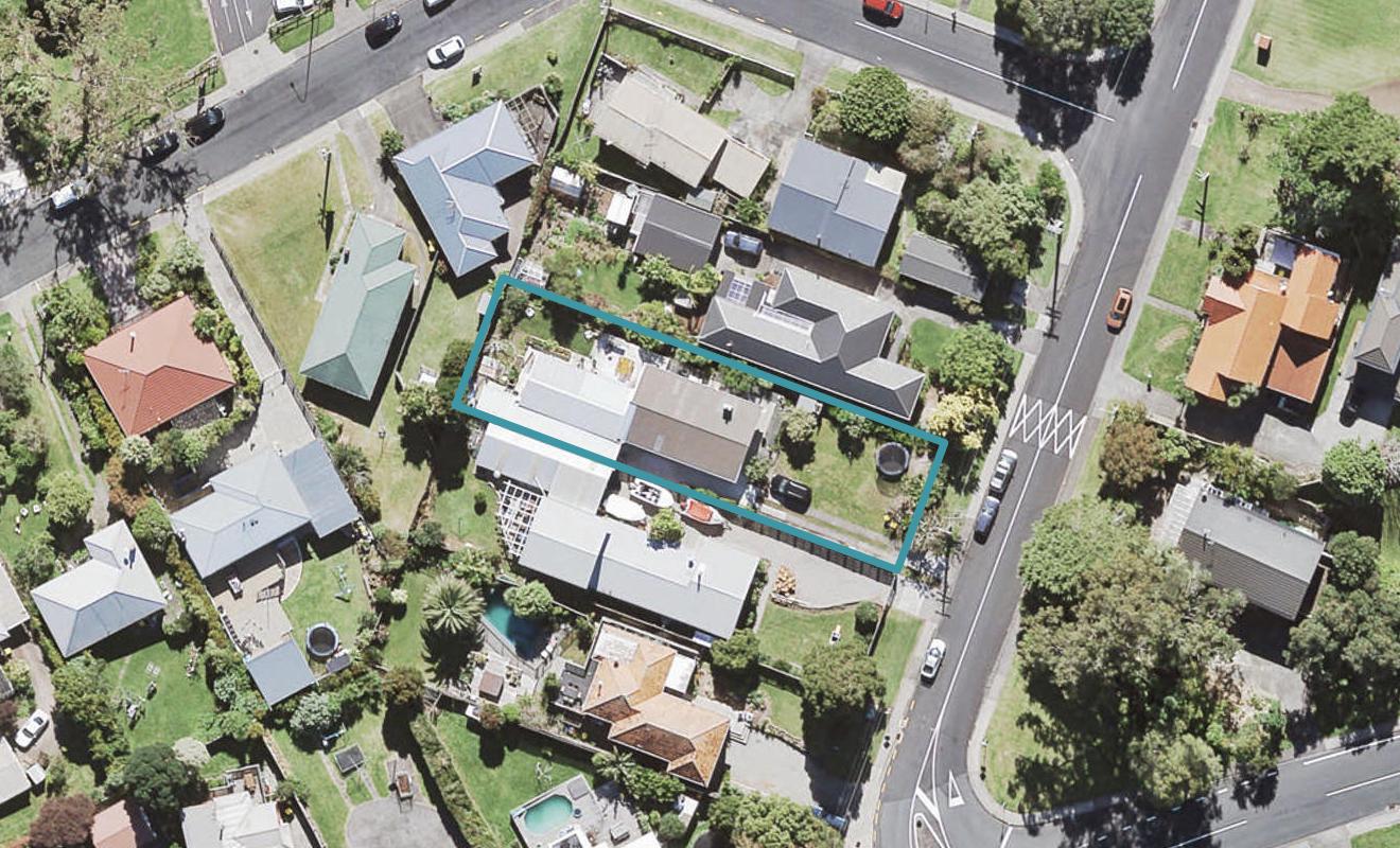 17 Vardon Road, Green Bay, Auckland - Carousel 1