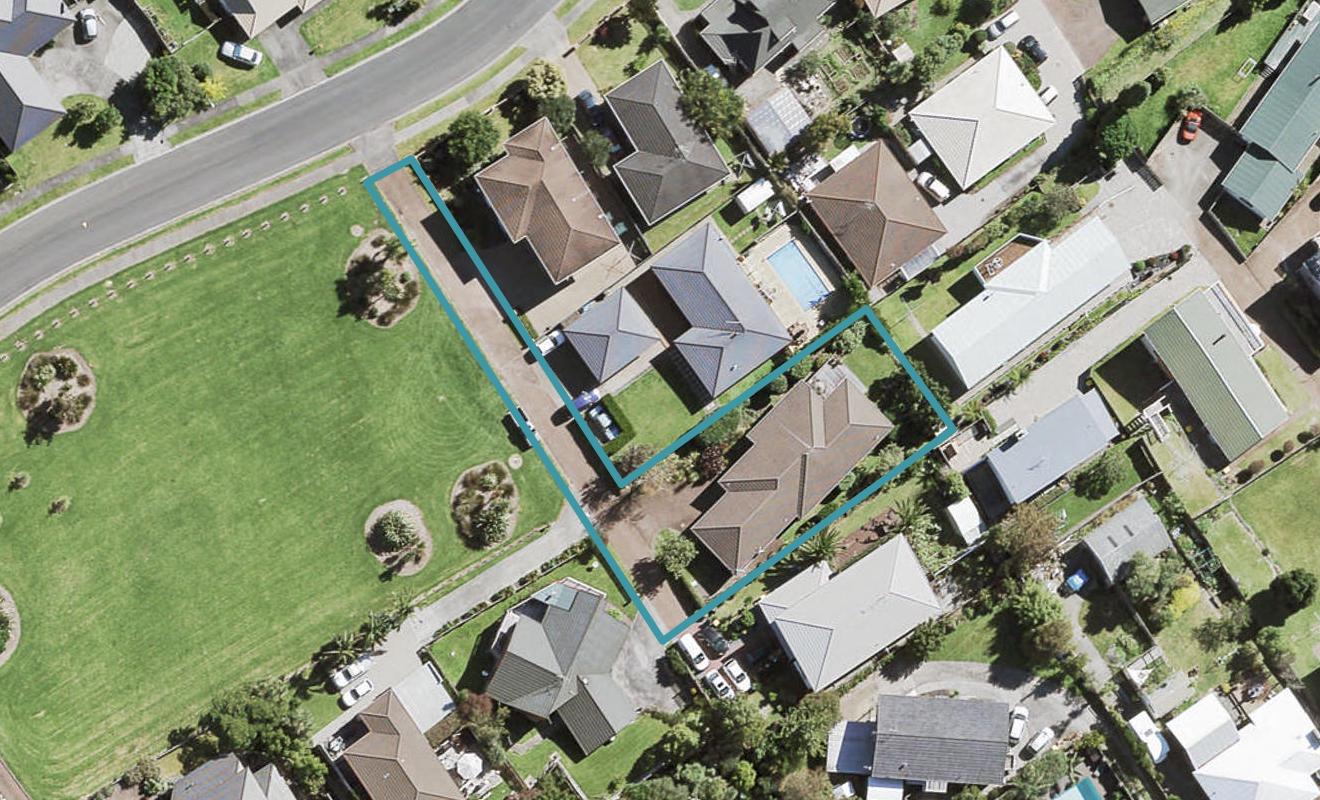 21 Taupiko Place, Green Bay, Auckland - Carousel 1
