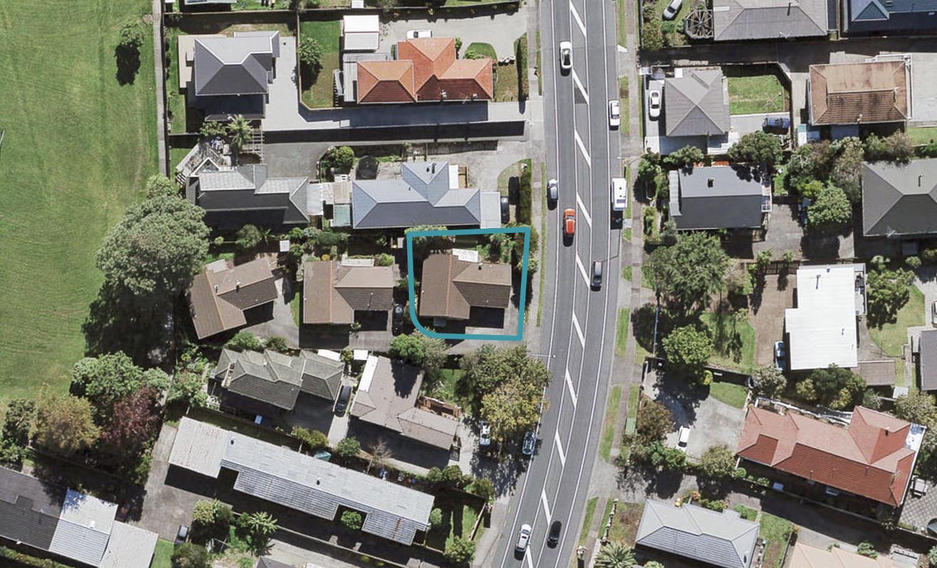 240 Te Atatu Road, Te Atatu South, Auckland - Carousel 1