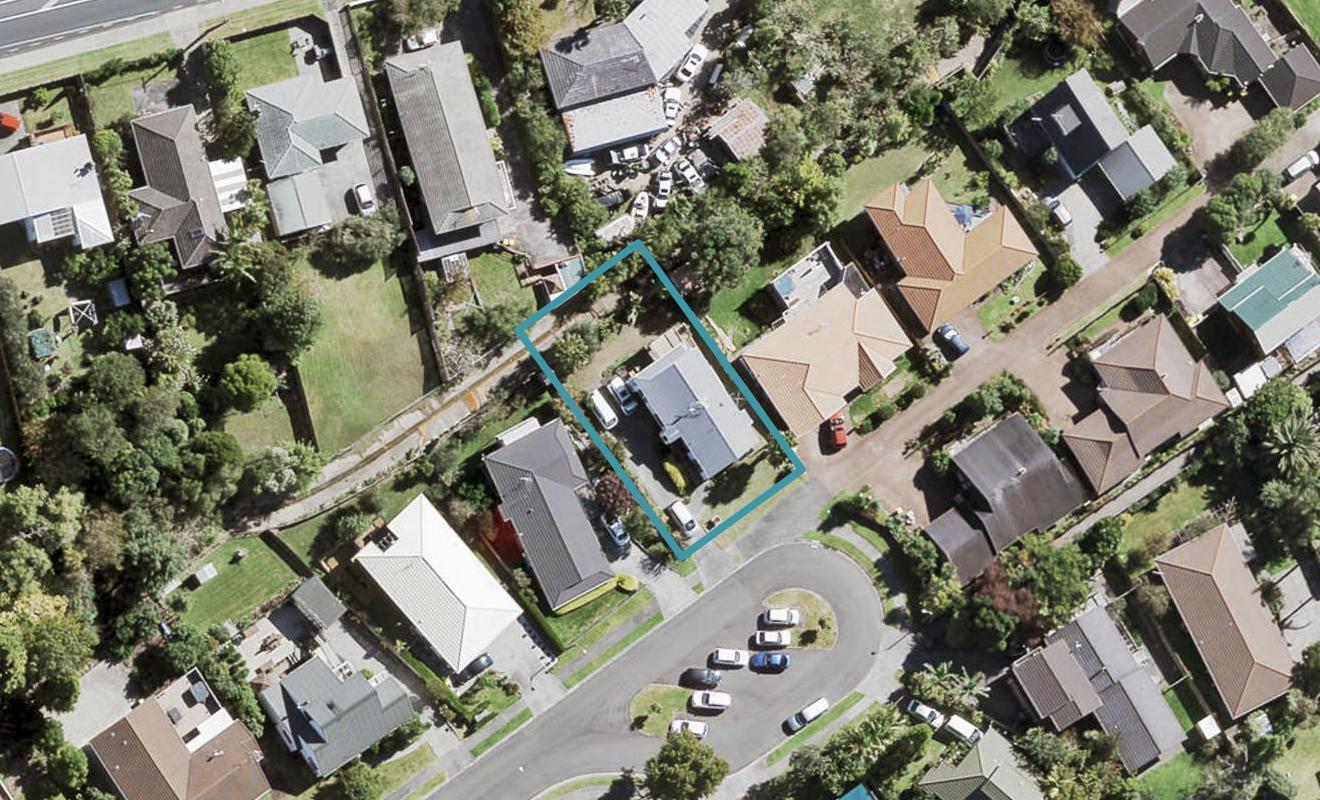 28 Taupiko Place, Green Bay, Auckland - Carousel 1