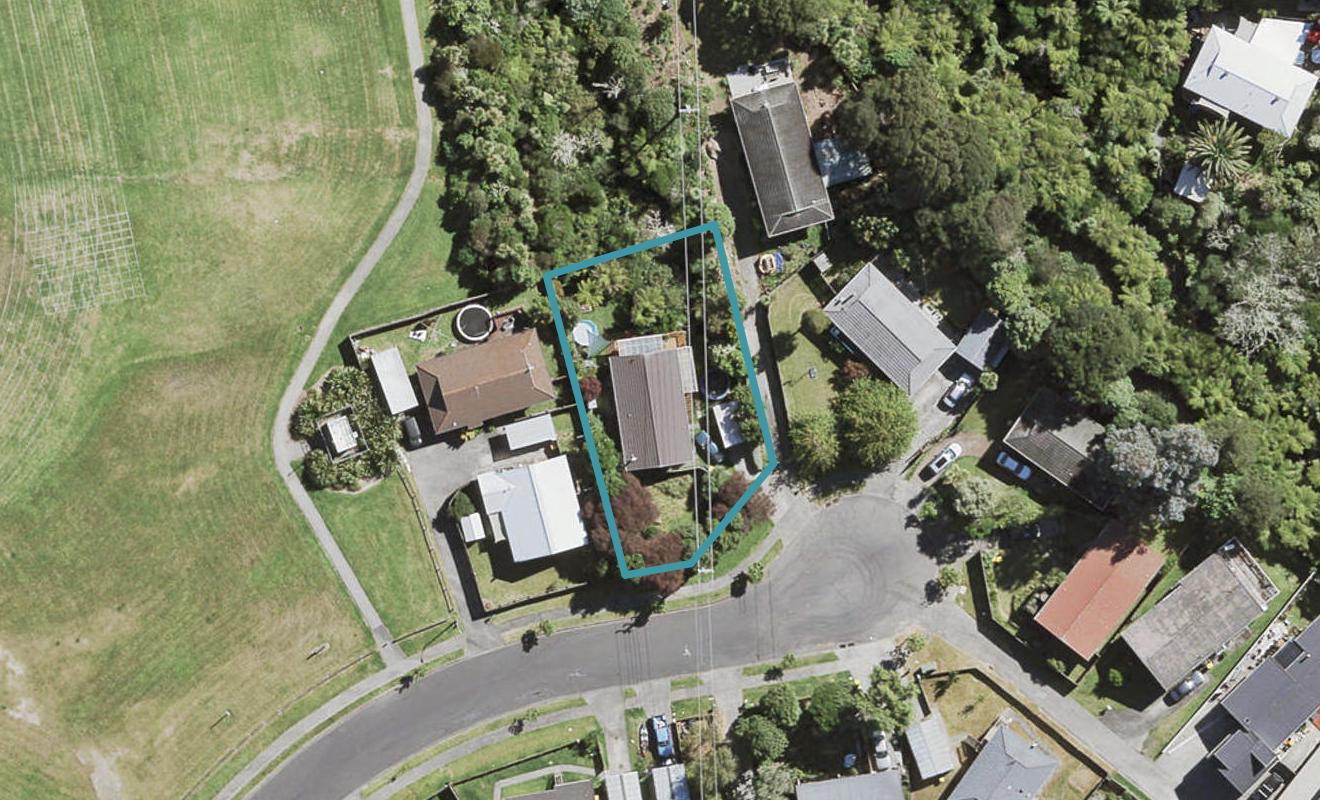 54 Meadowvale Rise, Titirangi, Auckland - Carousel 1