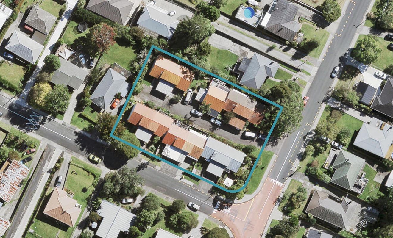 1 Dolbear Street, Titirangi, Auckland - Carousel 1