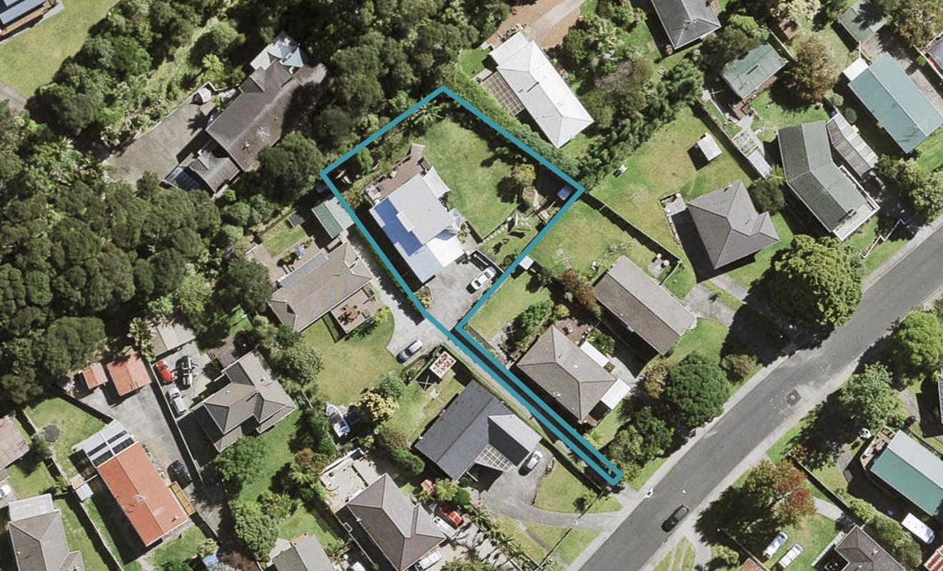 13 Staincross Street, Green Bay, Auckland - Carousel 1