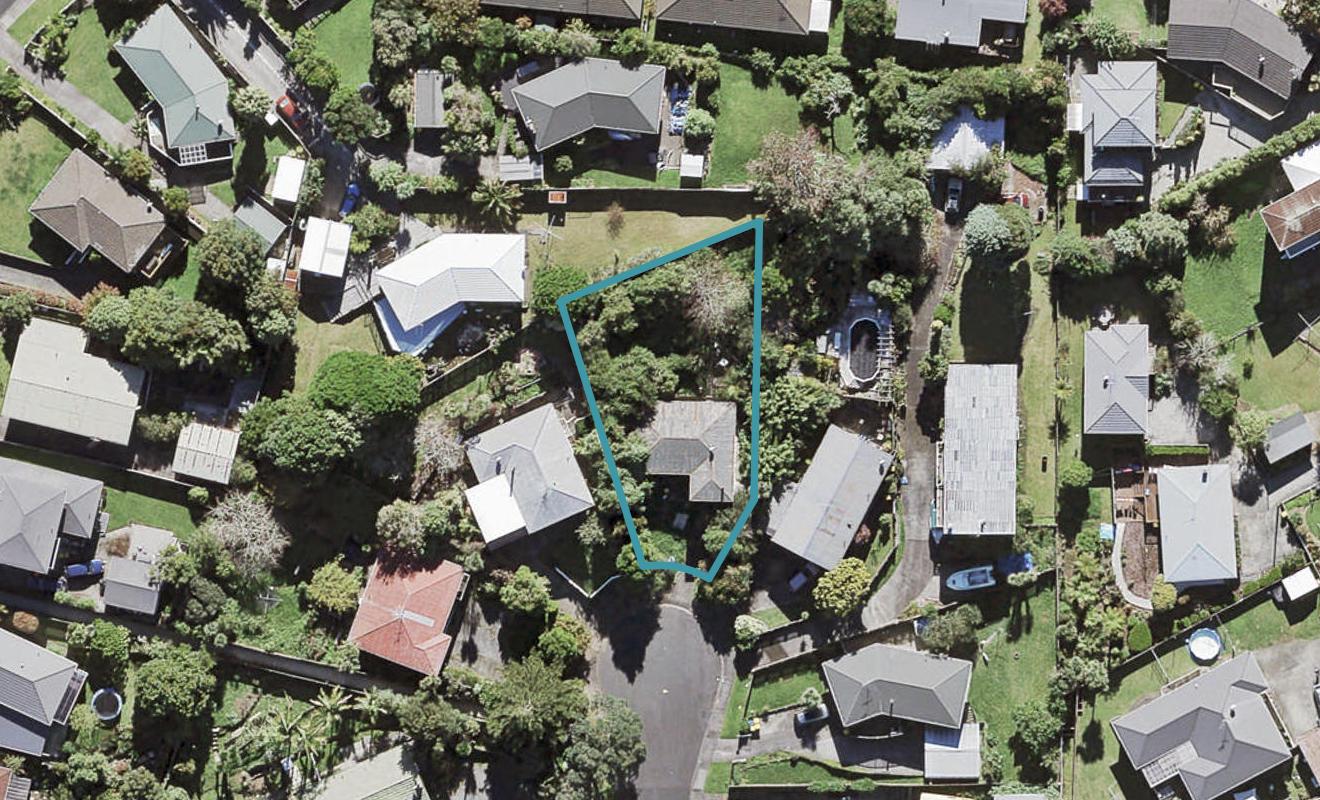 15 Thuja Street, Green Bay, Auckland - Carousel 1