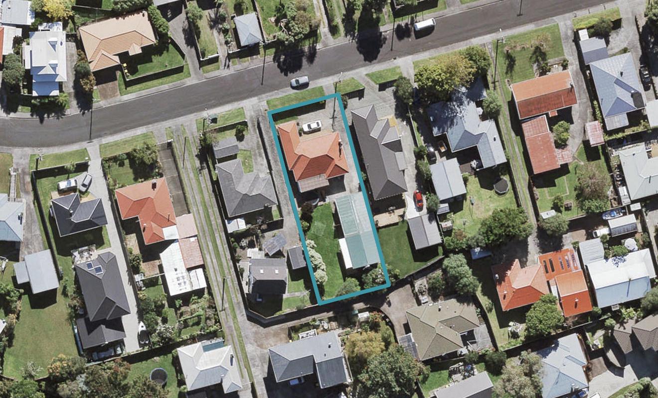 13 Coniston Avenue, Te Atatu South, Auckland - Carousel 1