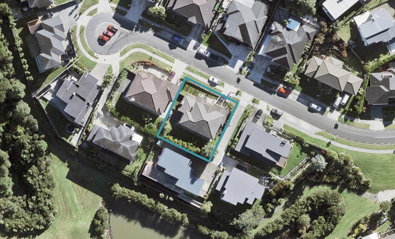 12 Lakeridge Close, Northcross, Auckland - Carousel 1