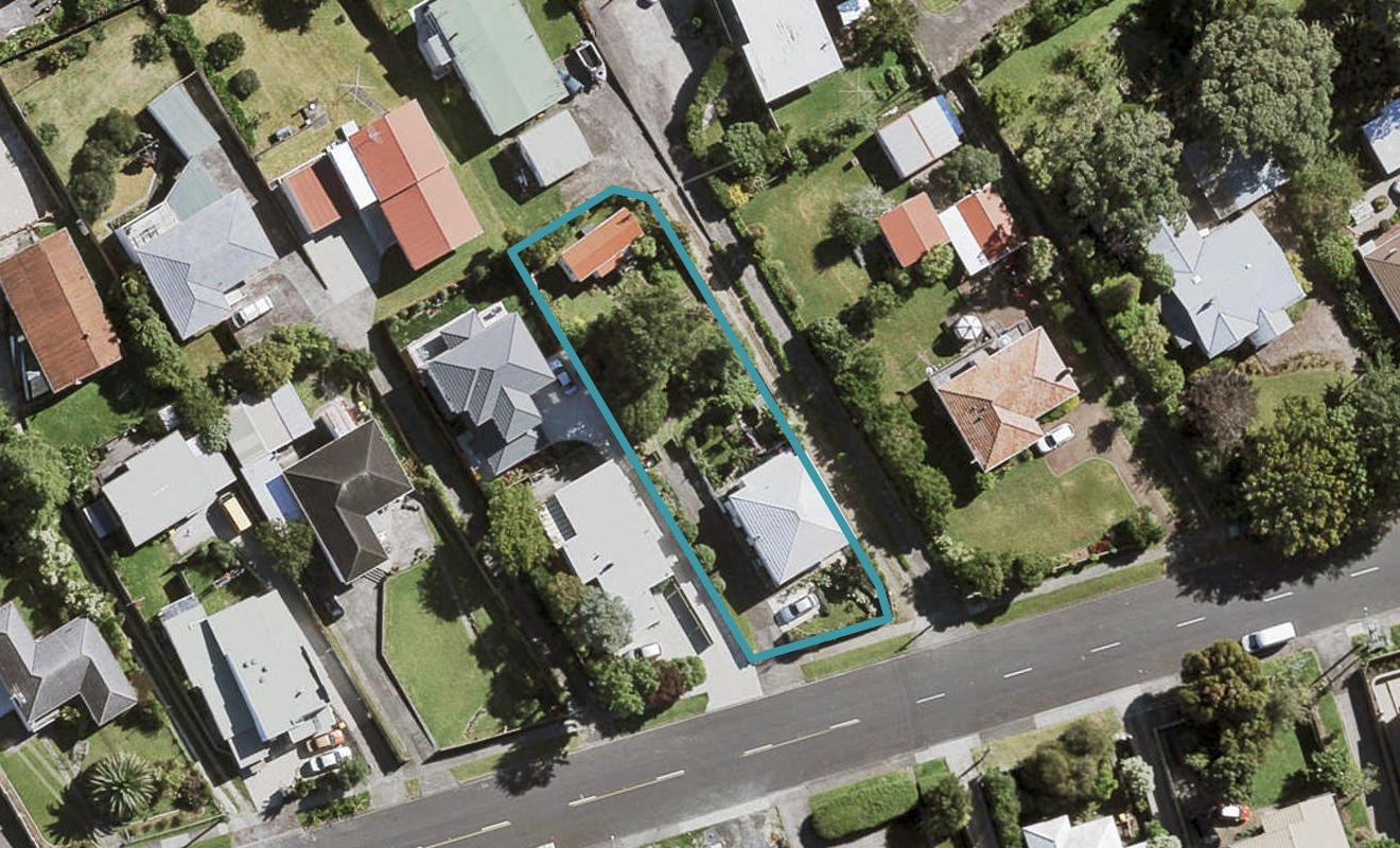 2/16 James Laurie Street, Henderson, Auckland - Carousel 1