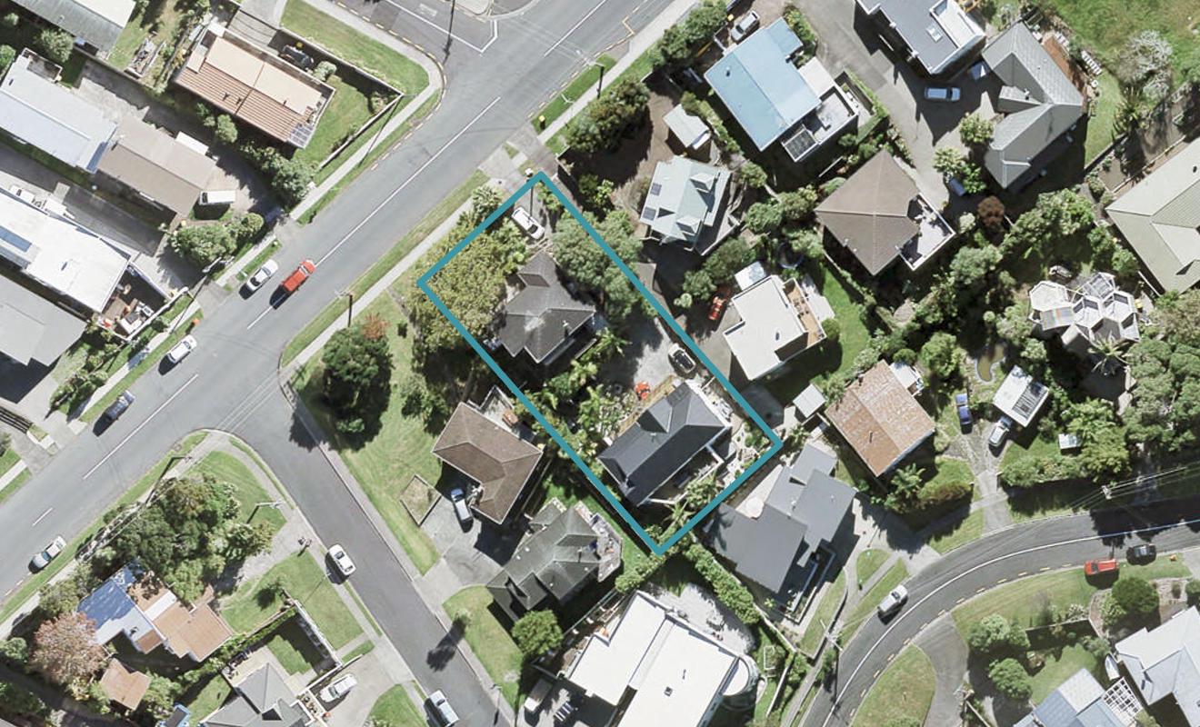 2/47 Deep Creek Road, Waiake, Auckland - Carousel 1
