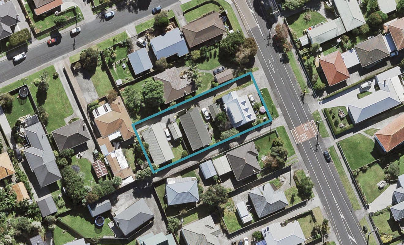 2/56 Flanshaw Road, Te Atatu South, Auckland - Carousel 1
