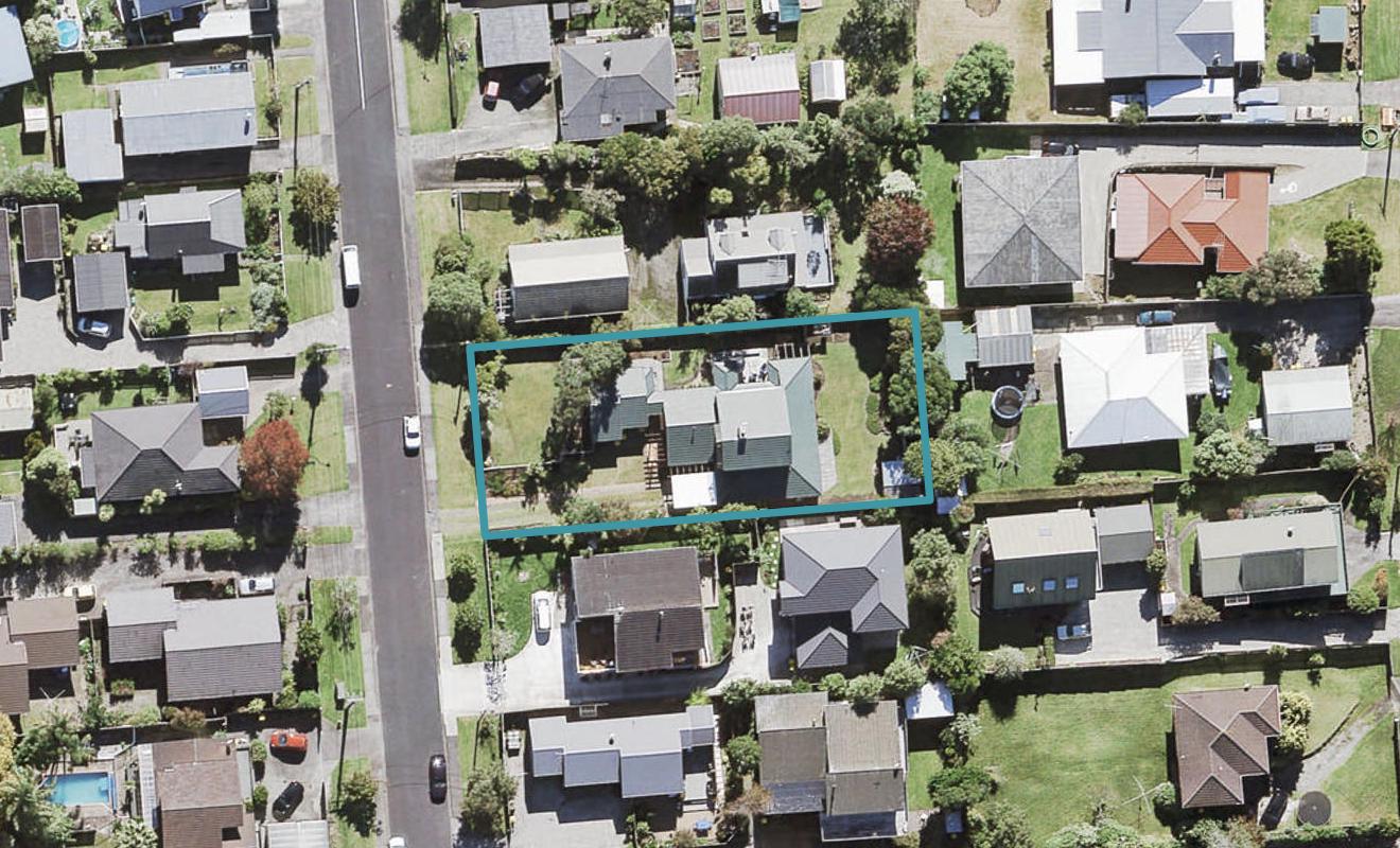 8 Harrybrook Road, Green Bay, Auckland - Carousel 1