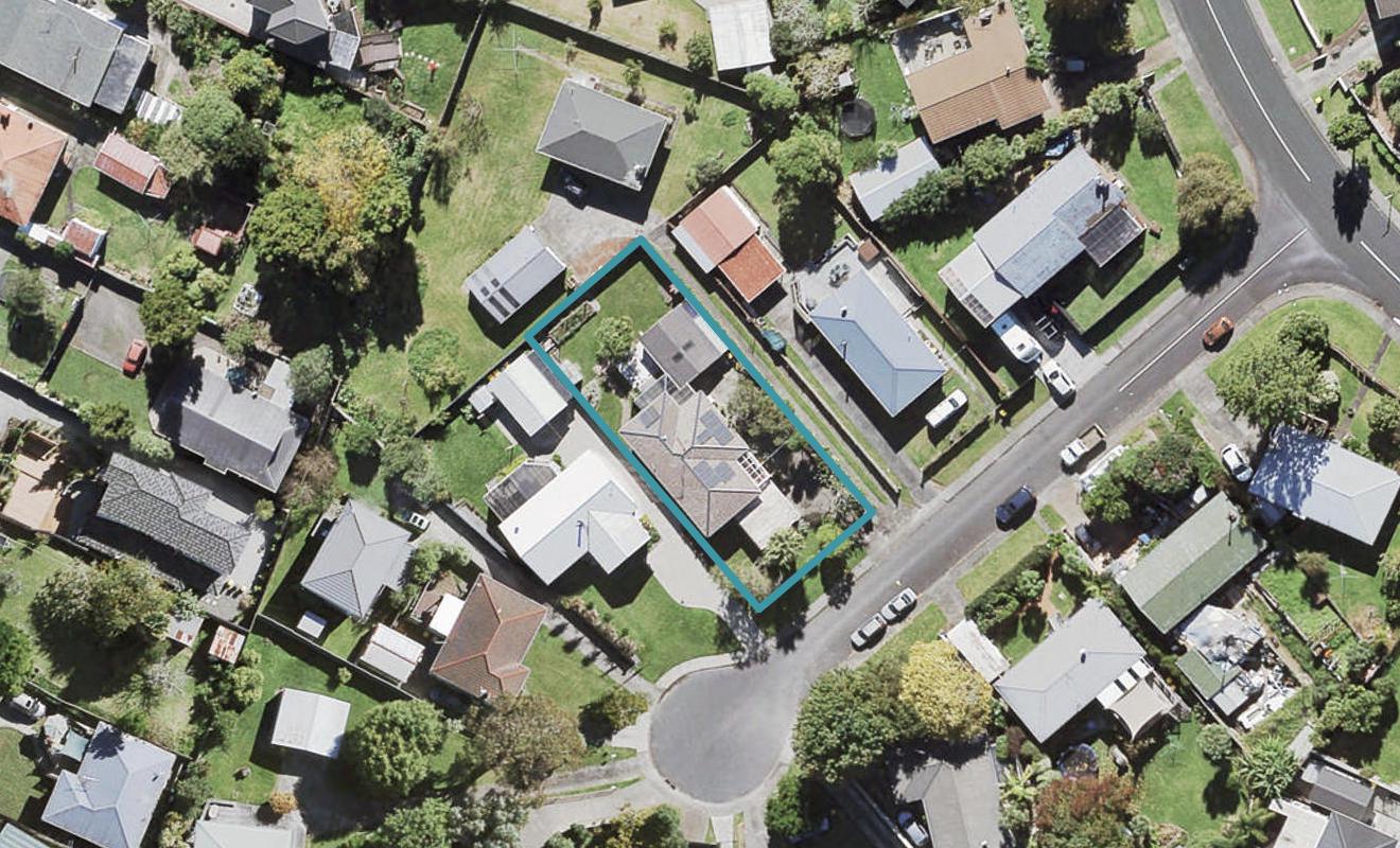 8 Firle Place, Green Bay, Auckland - Carousel 1