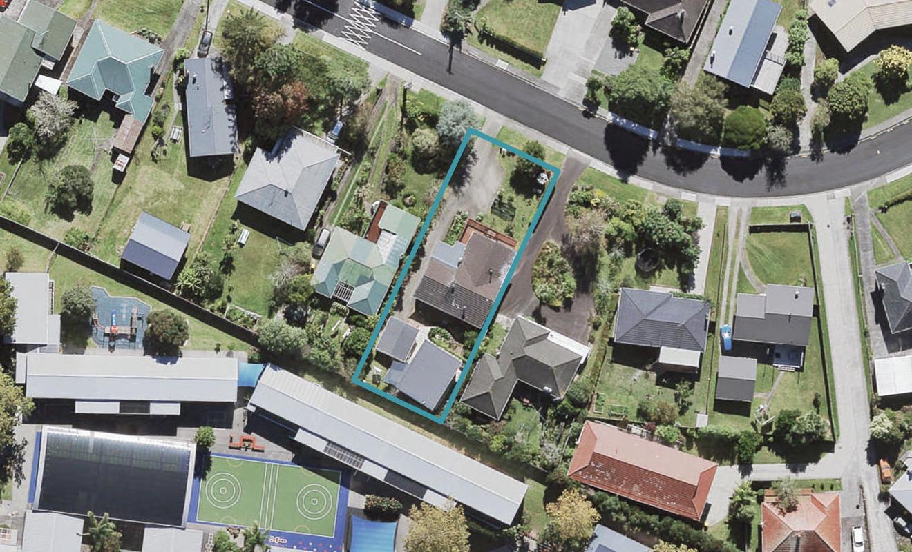 39 Divich Avenue, Te Atatu South, Auckland - Carousel 1