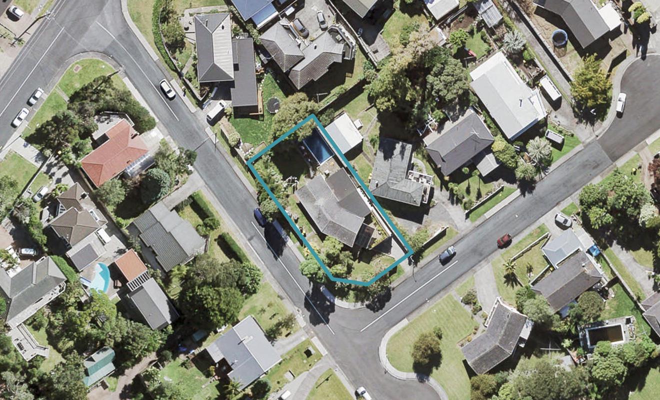 1 Glenroy Place, Green Bay, Auckland - Carousel 1