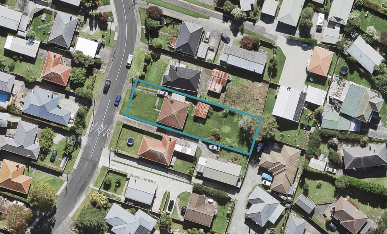 16 Kirrie Avenue, Te Atatu South, Auckland - Carousel 1