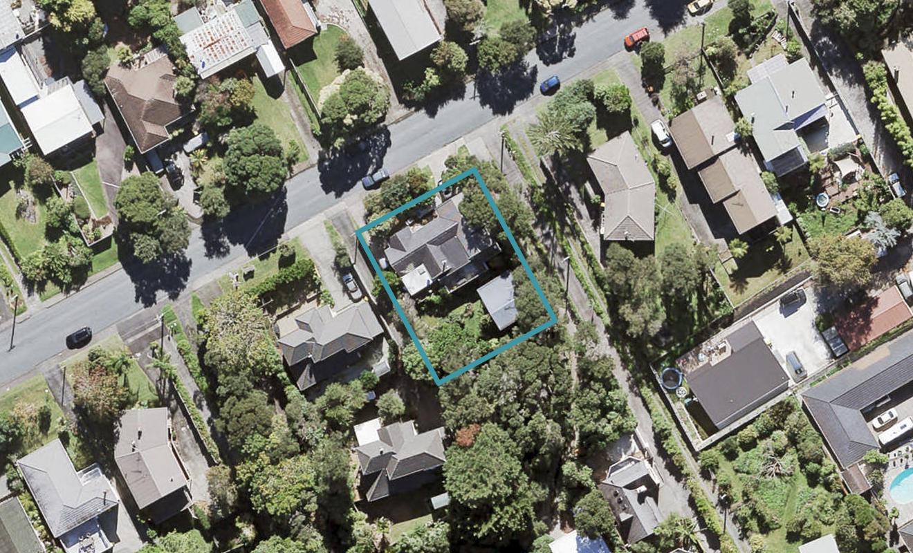 118 Cliff View Drive, Green Bay, Auckland - Carousel 1
