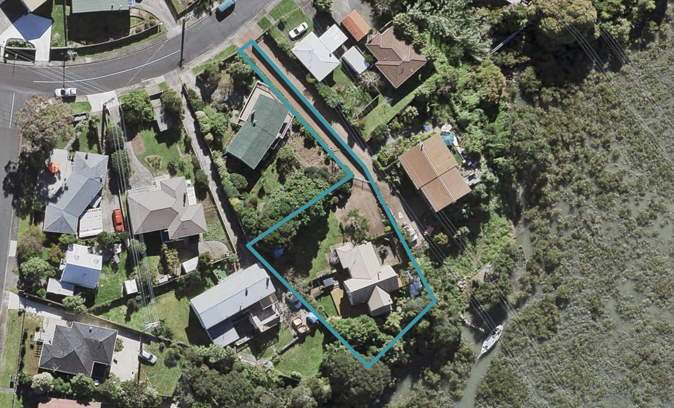 17 Meadow Crescent, Te Atatu South, Auckland - Carousel 1