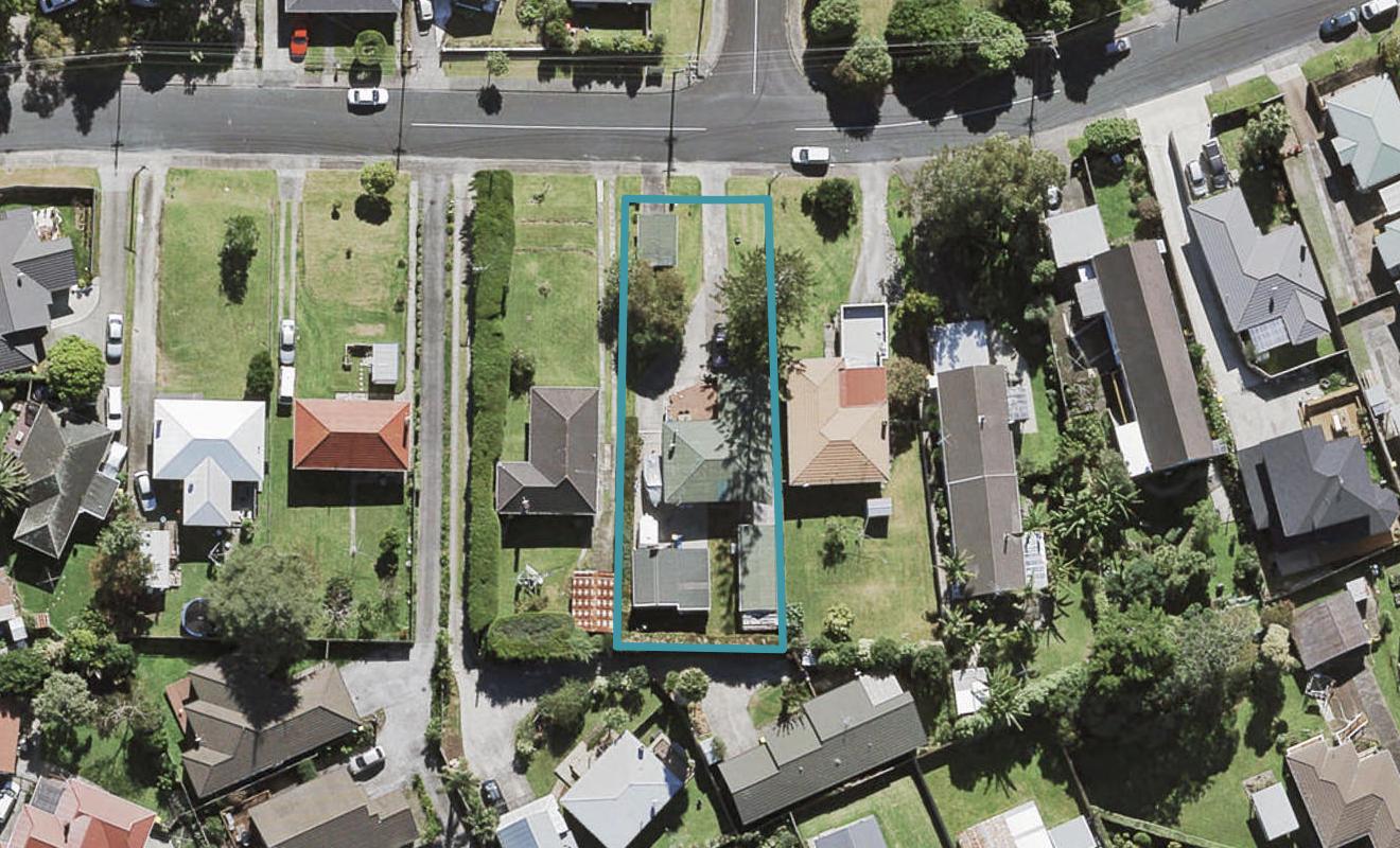 28 Amberley Avenue, Te Atatu South, Auckland - Carousel 1