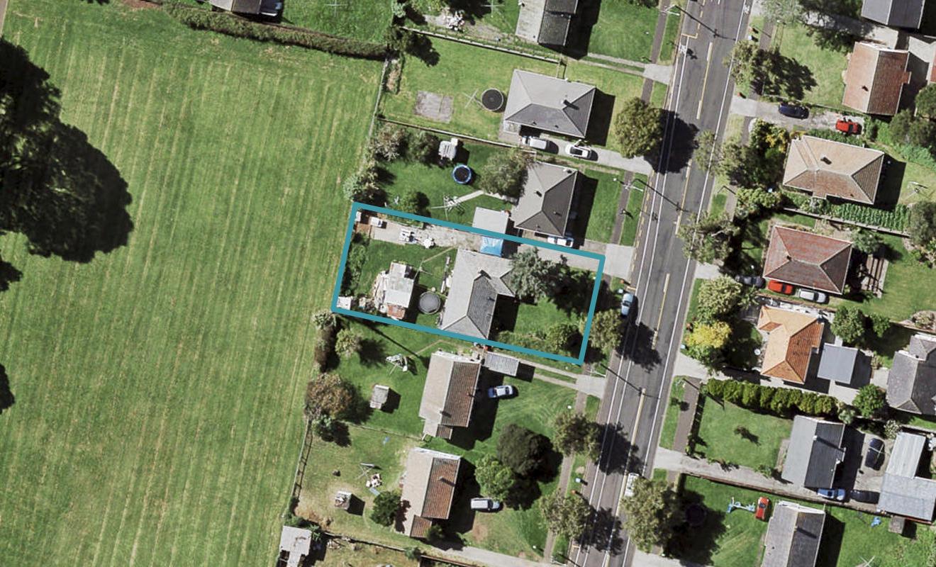 15 Erima Avenue, Point England, Auckland - Carousel 1