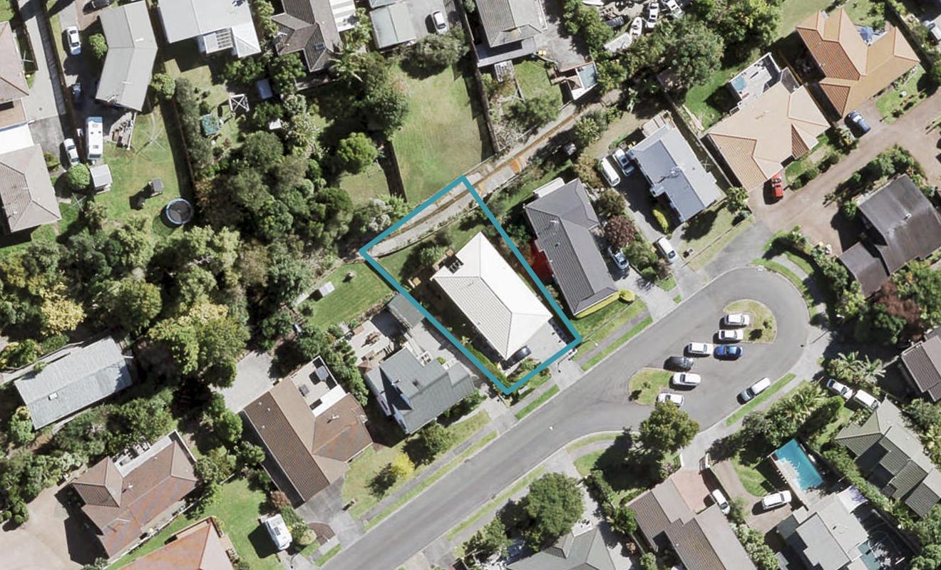 24 Taupiko Place, Green Bay, Auckland - Carousel 1