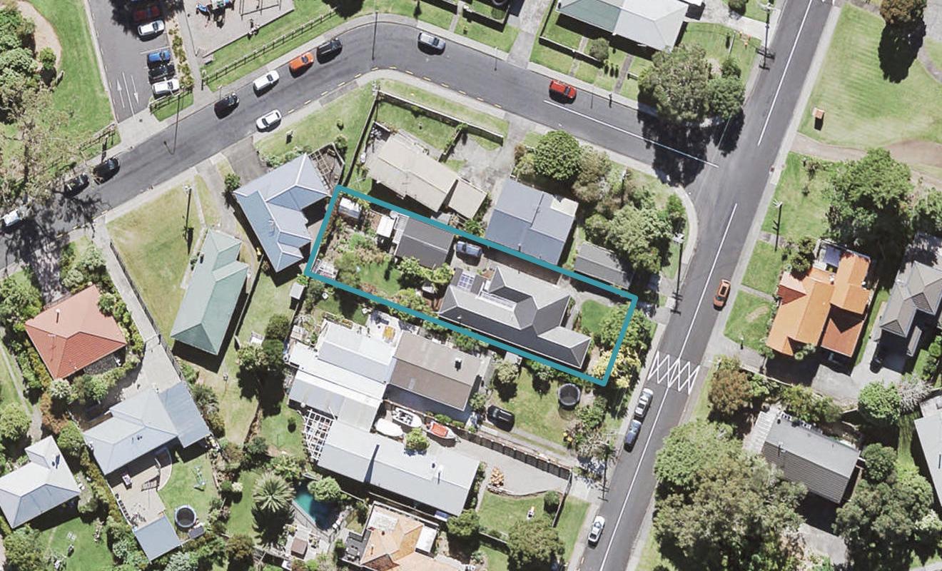 15 Vardon Road, Green Bay, Auckland - Carousel 1