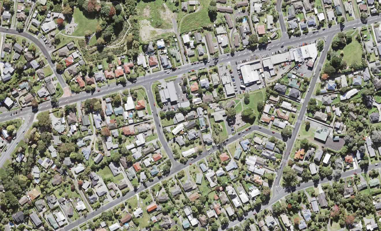 2/4 Lex Avenue, Green Bay, Auckland - Carousel 1