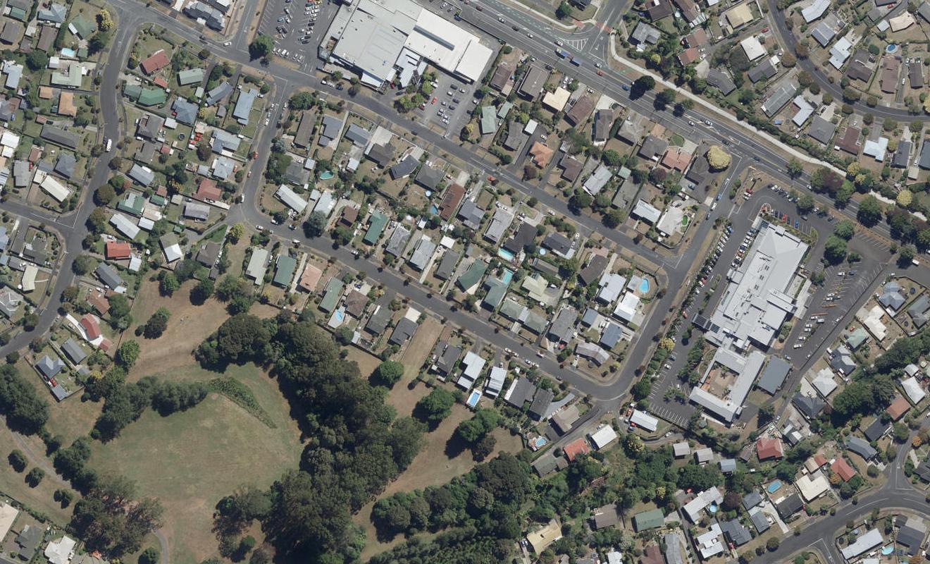 18 Resthill Crescent, Glenview, Hamilton - Carousel 1