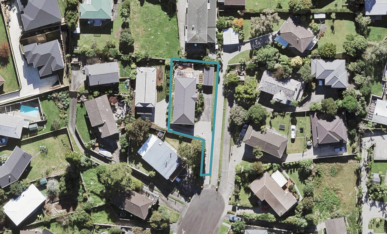 12 Halcombe Place, Green Bay, Auckland - Carousel 1