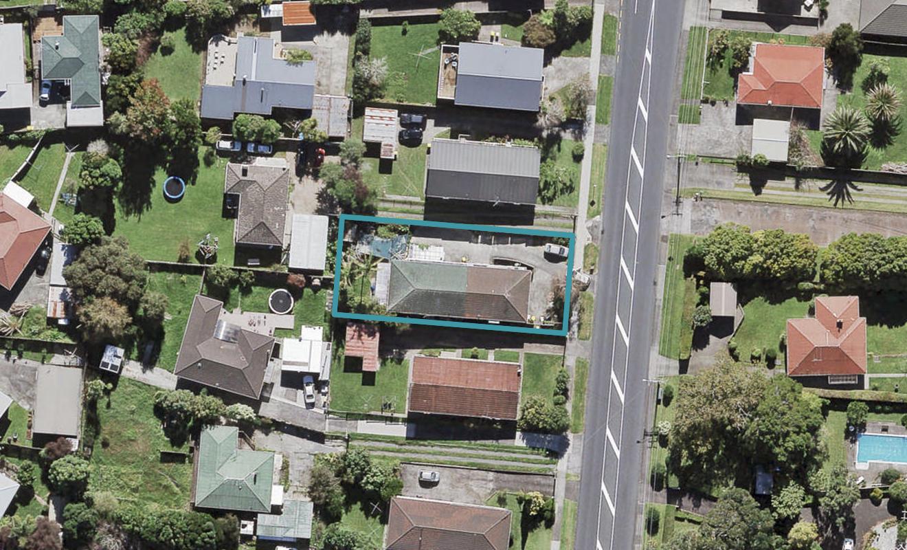 2/98 Te Atatu Road, Te Atatu South, Auckland - Carousel 1