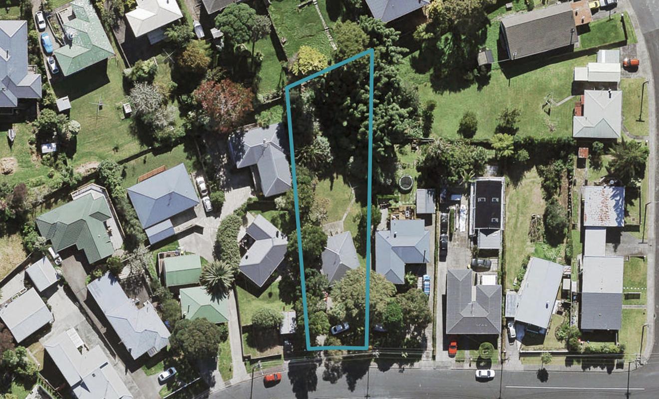 31 Amberley Avenue, Te Atatu South, Auckland - Carousel 1