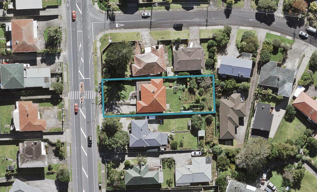 219 Te Atatu Road, Te Atatu South, Auckland - Carousel 1