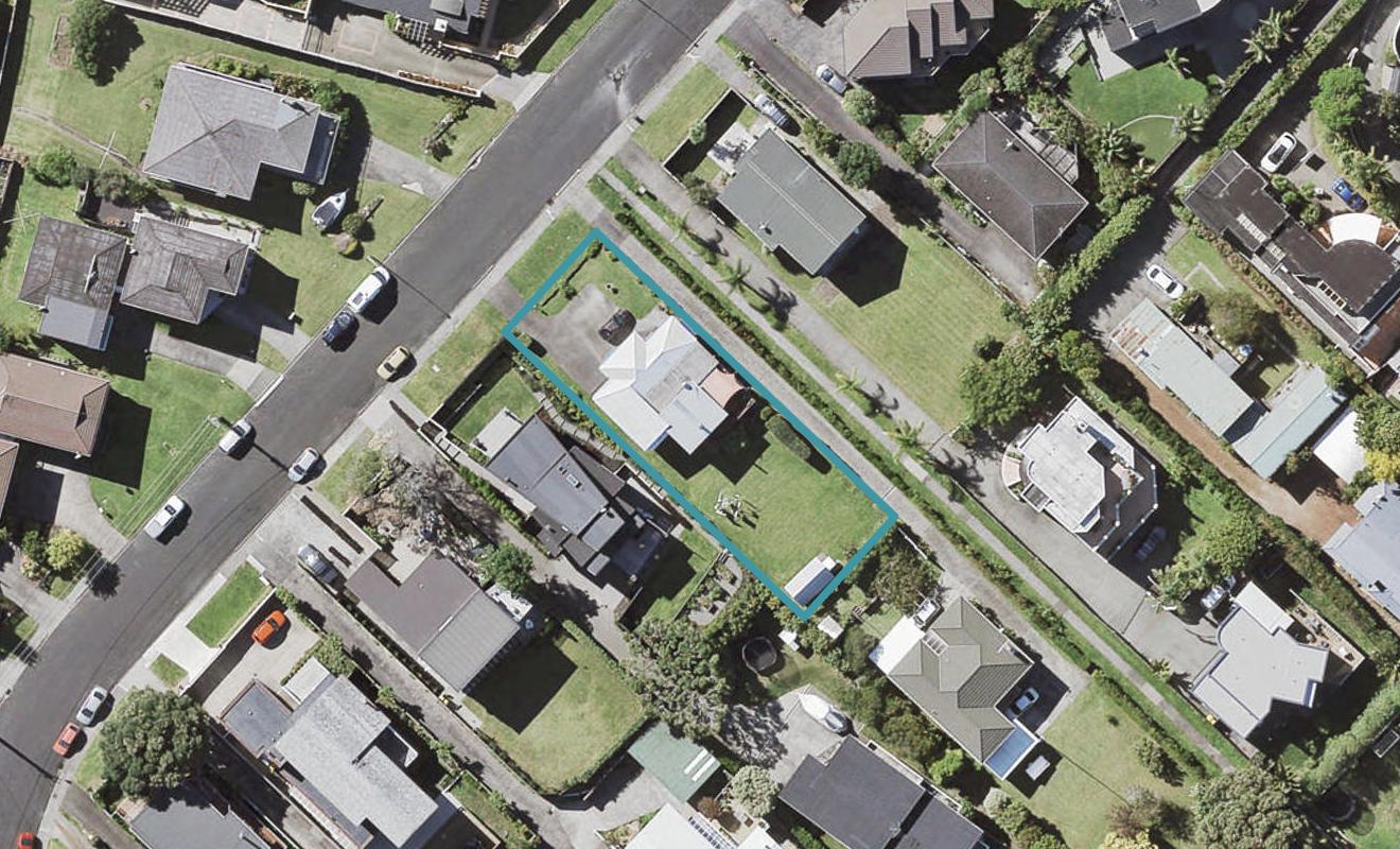 27 Seaview Road, Castor Bay, Auckland - Carousel 1