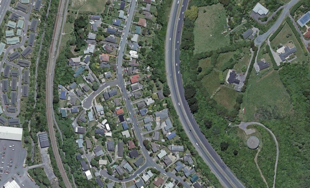 85 Taylor Terrace, Tawa, Wellington - Carousel 1