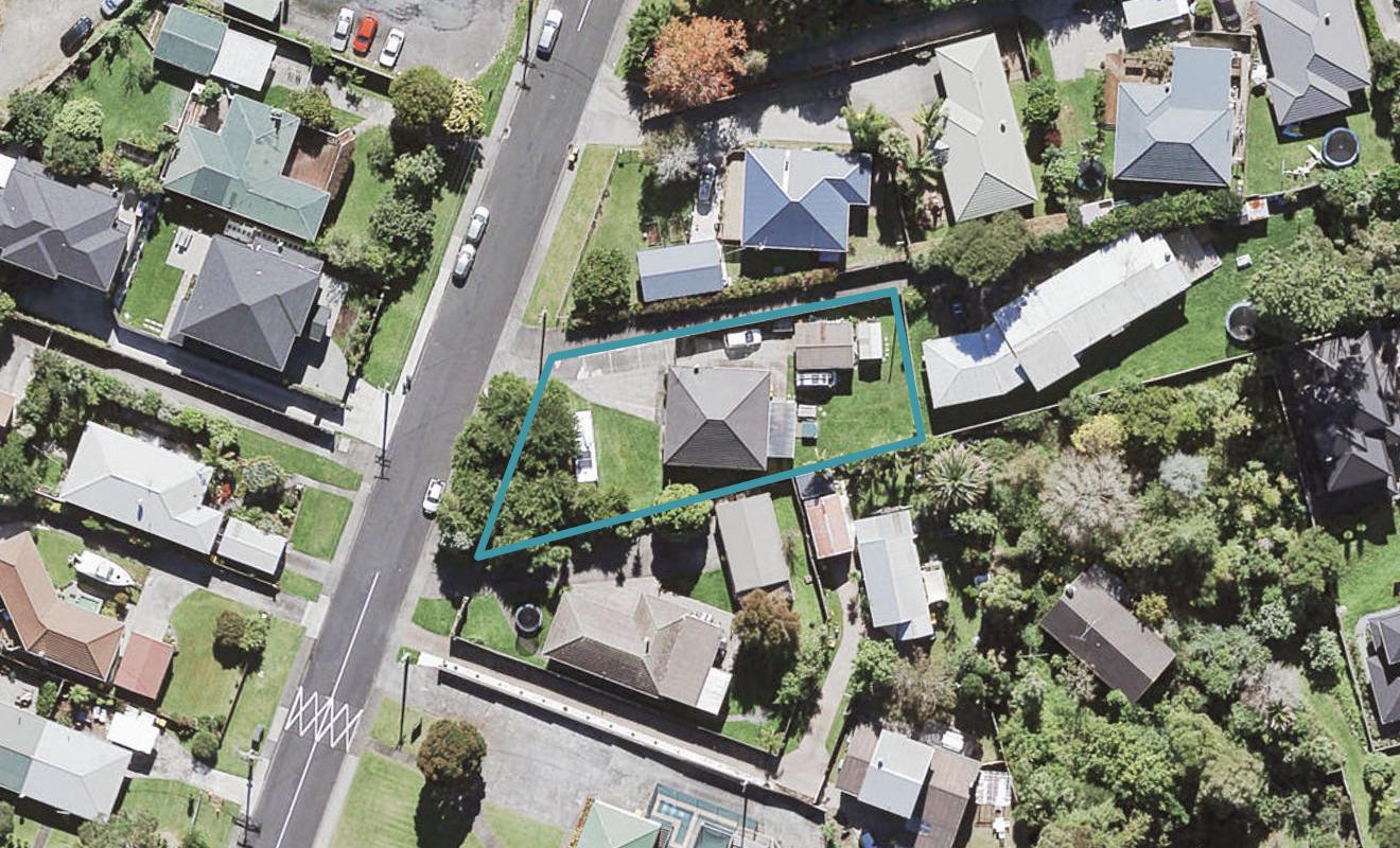 8 Vardon Road, Green Bay, Auckland - Carousel 1
