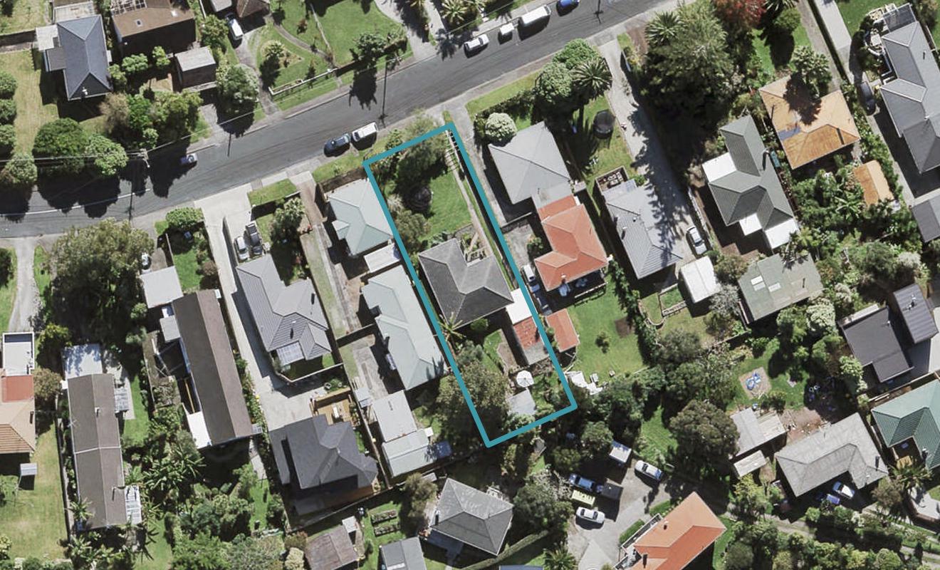 16 Amberley Avenue, Te Atatu South, Auckland - Carousel 1