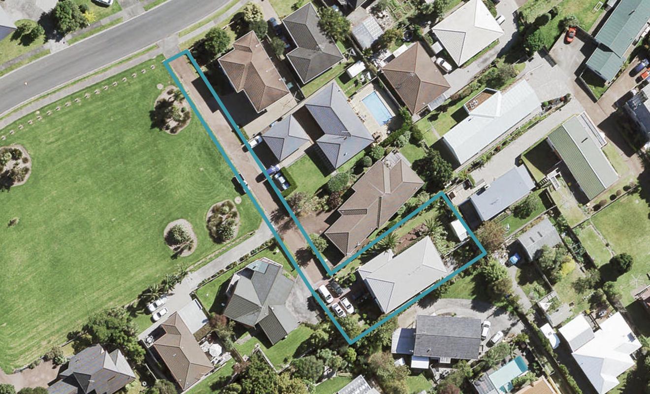 19 Taupiko Place, Green Bay, Auckland - Carousel 1