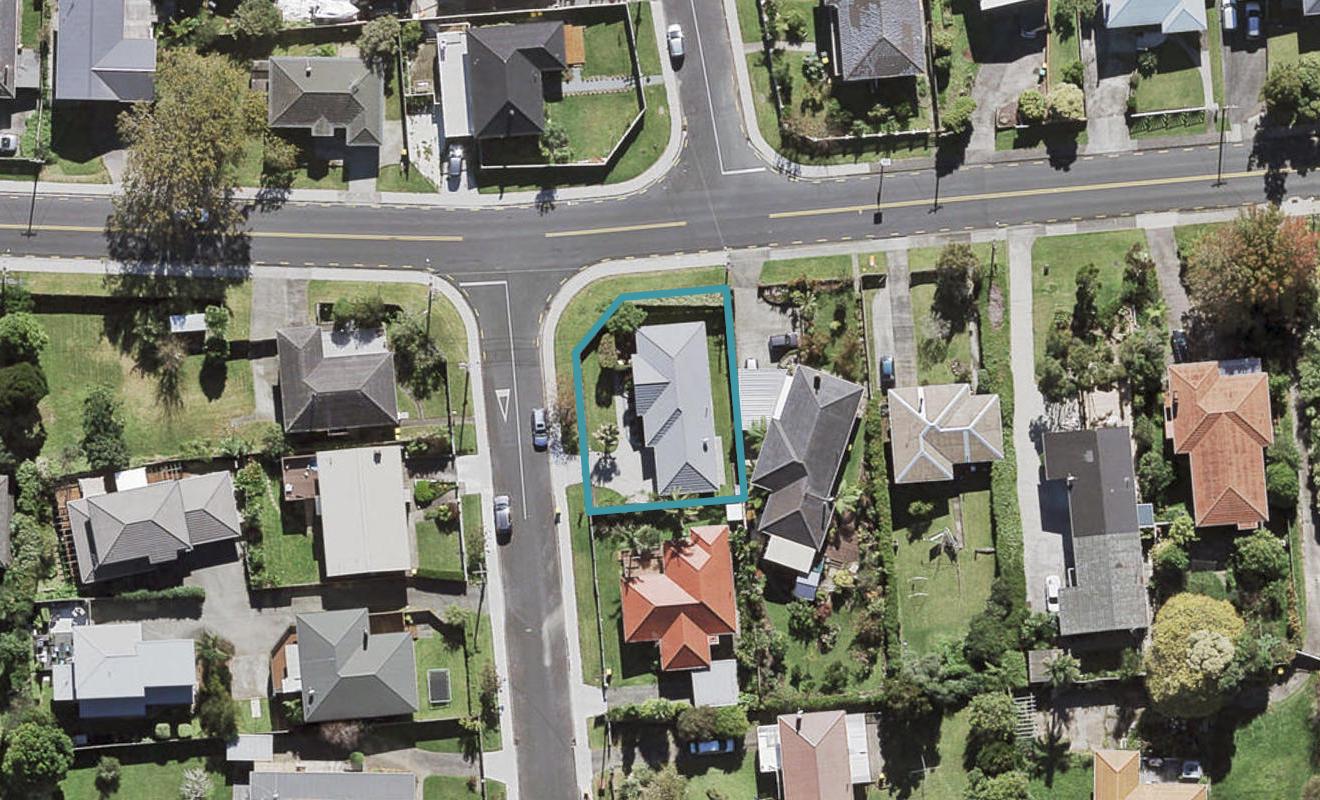 2 Castaing Crescent, Te Atatu South, Auckland - Carousel 1