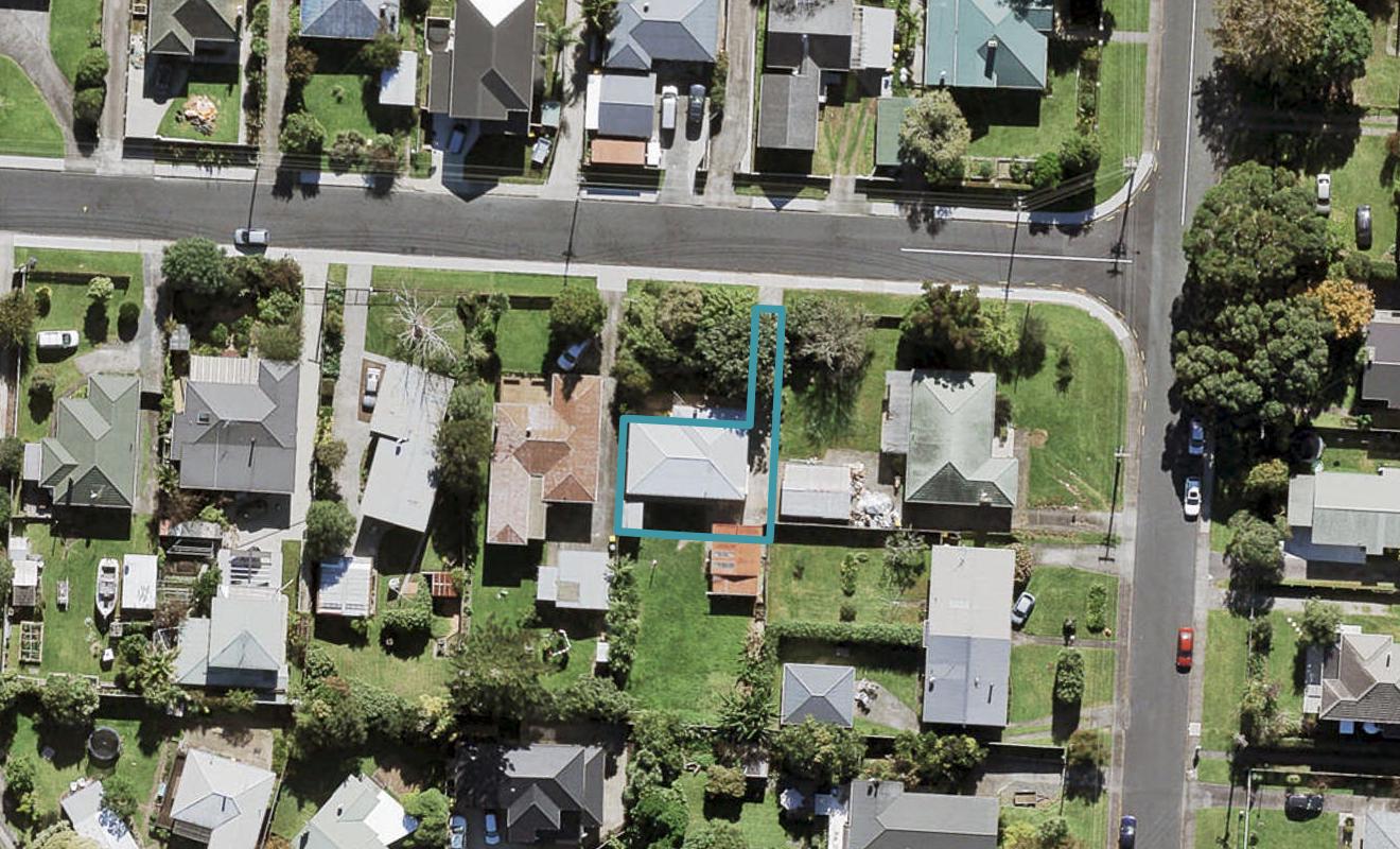 4/2 Stokes Avenue, Te Atatu Peninsula, Auckland - Carousel 1