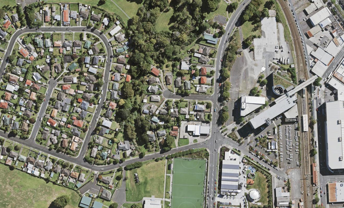 2 Albert Pryor Avenue, Henderson, Auckland - Carousel 1