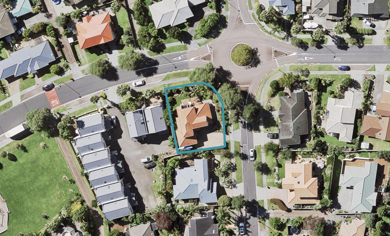 1 Margaret Henry Crescent, Oteha, Auckland - Carousel 1