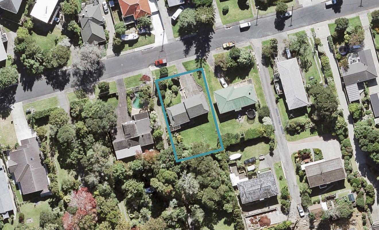 76 Cliff View Drive, Green Bay, Auckland - Carousel 1