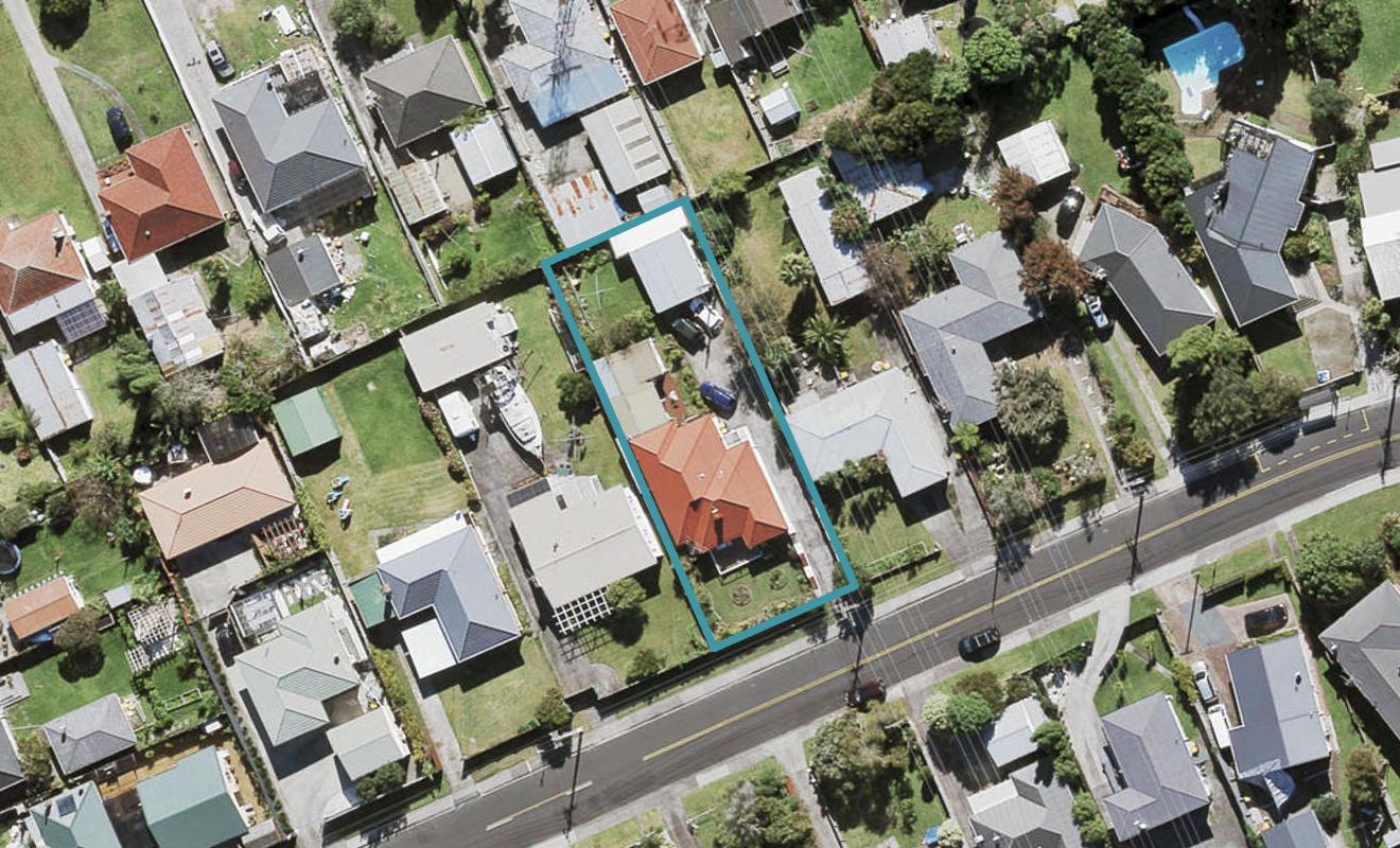 8 Royal View Road, Te Atatu South, Auckland - Carousel 1