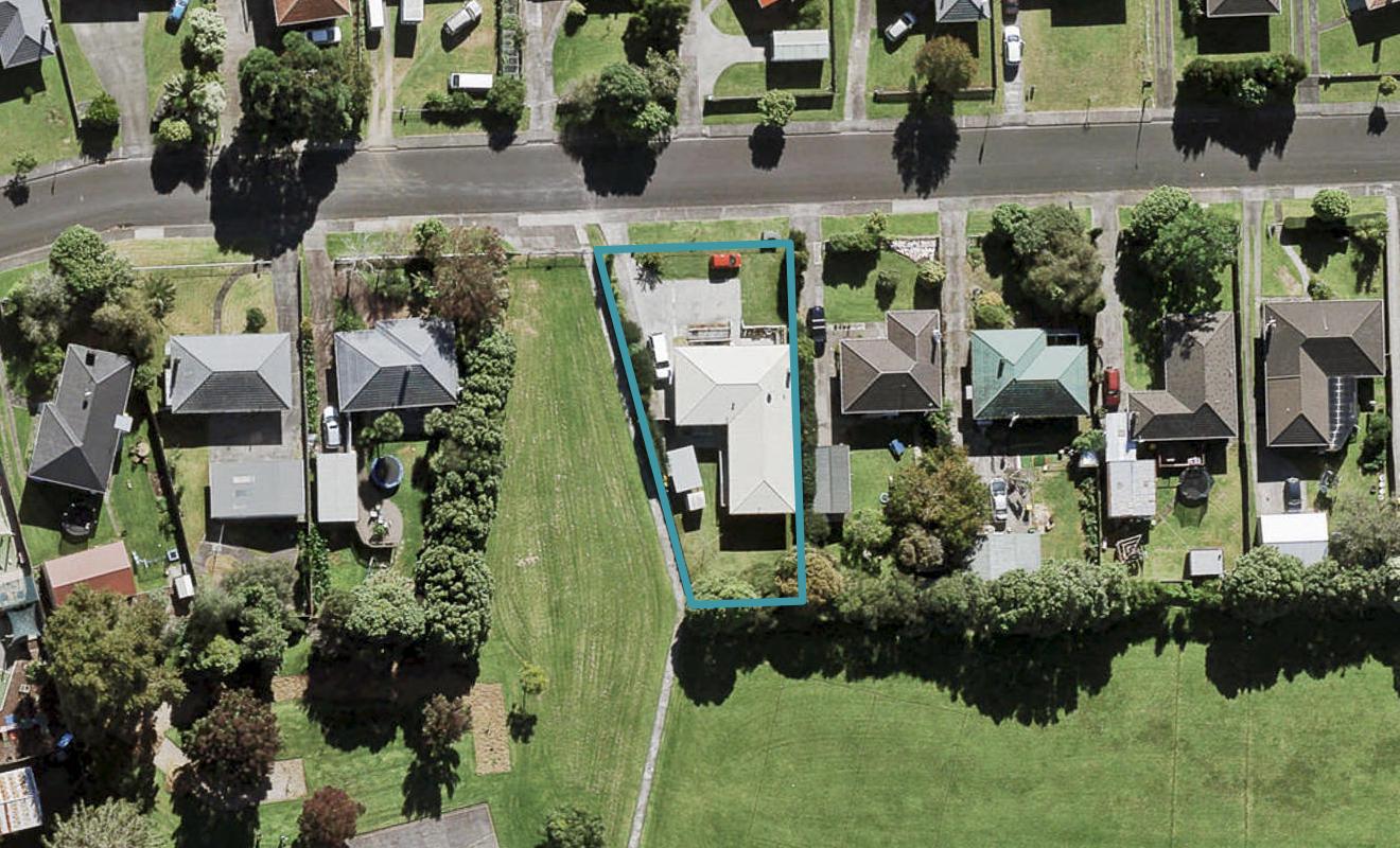 12 Hereford Street, Te Atatu Peninsula, Auckland - Carousel 1