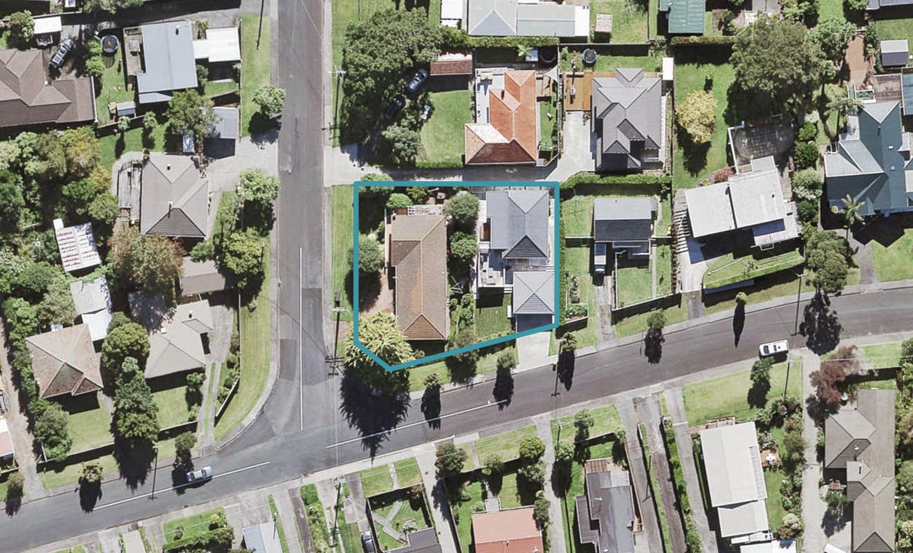 16 Bishop Street, Green Bay, Auckland - Carousel 1
