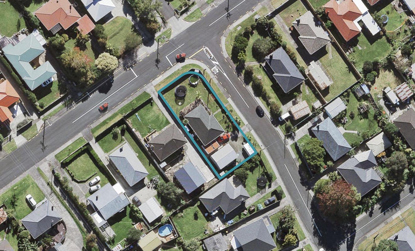 1 Cornwall Street, Te Atatu South, Auckland - Carousel 1