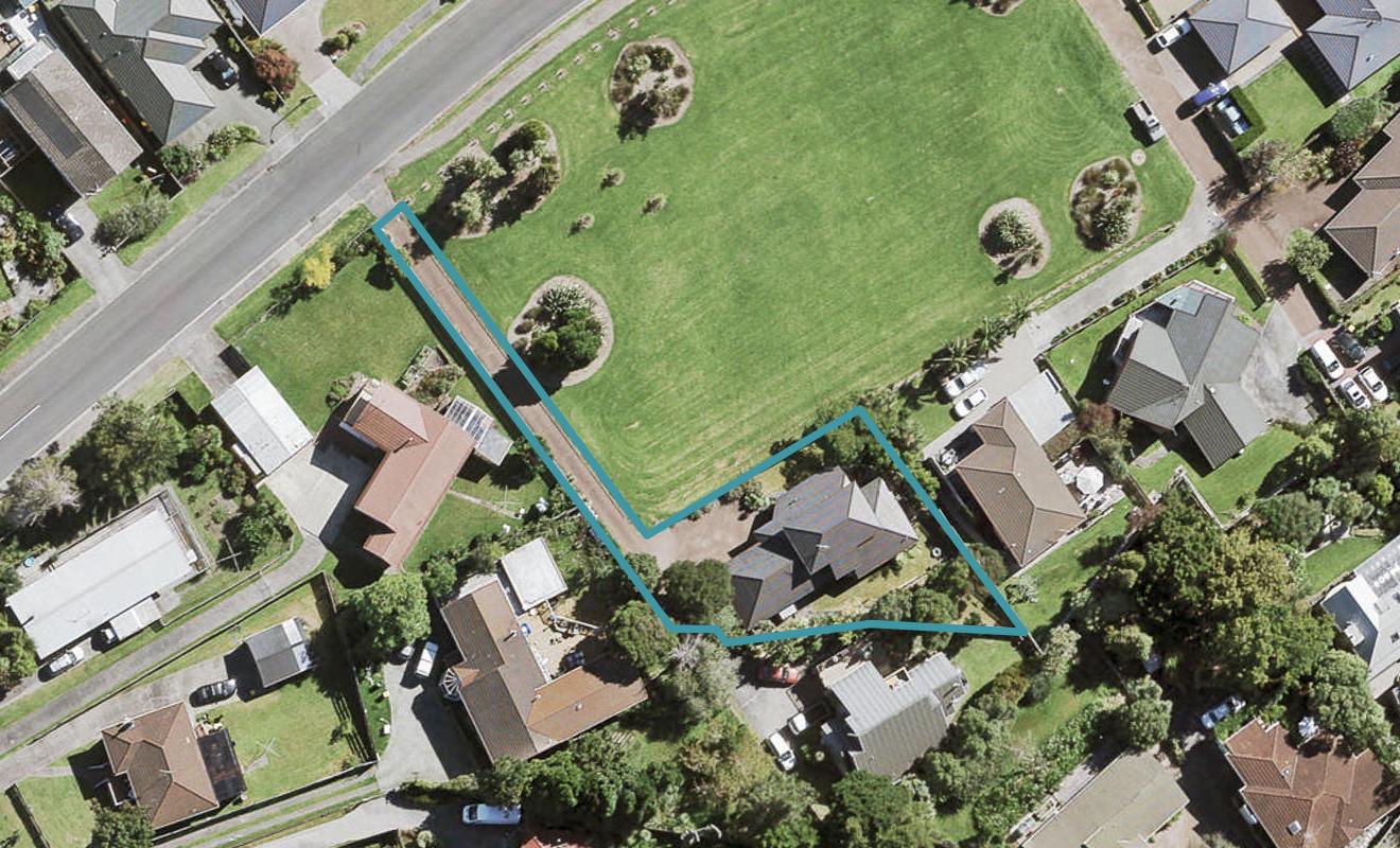 7 Taupiko Place, Green Bay, Auckland - Carousel 1